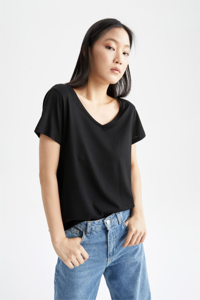 Woman Black Regular Fit Short Sleeve T-Shirt