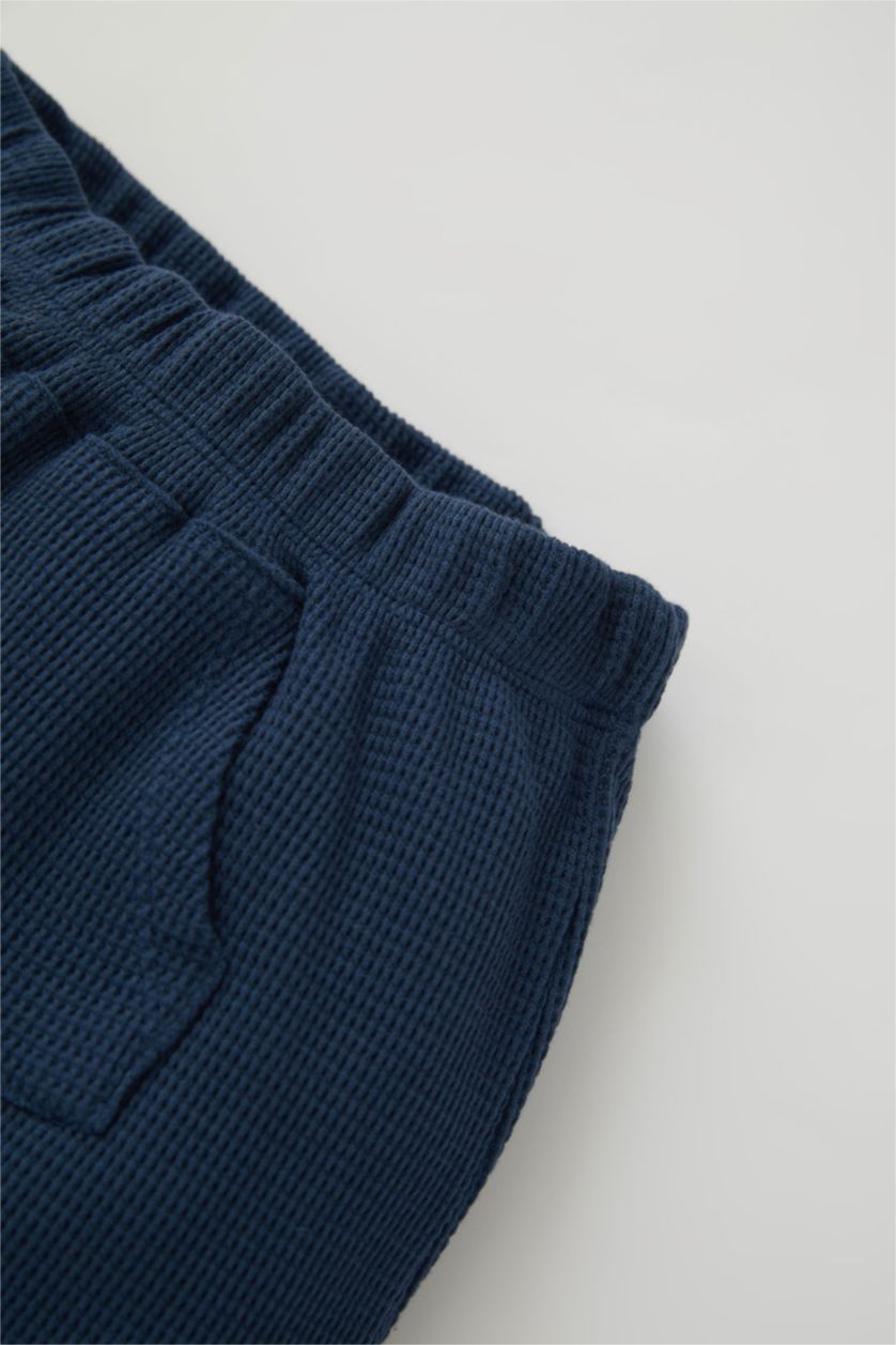 طفل صغير أزرق غامق شورت وافل قصة عادية