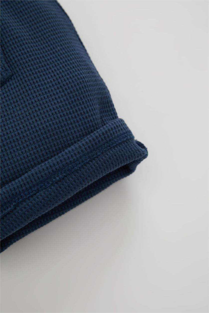 طفل صغير أزرق غامق شورت وافل قصة عادية