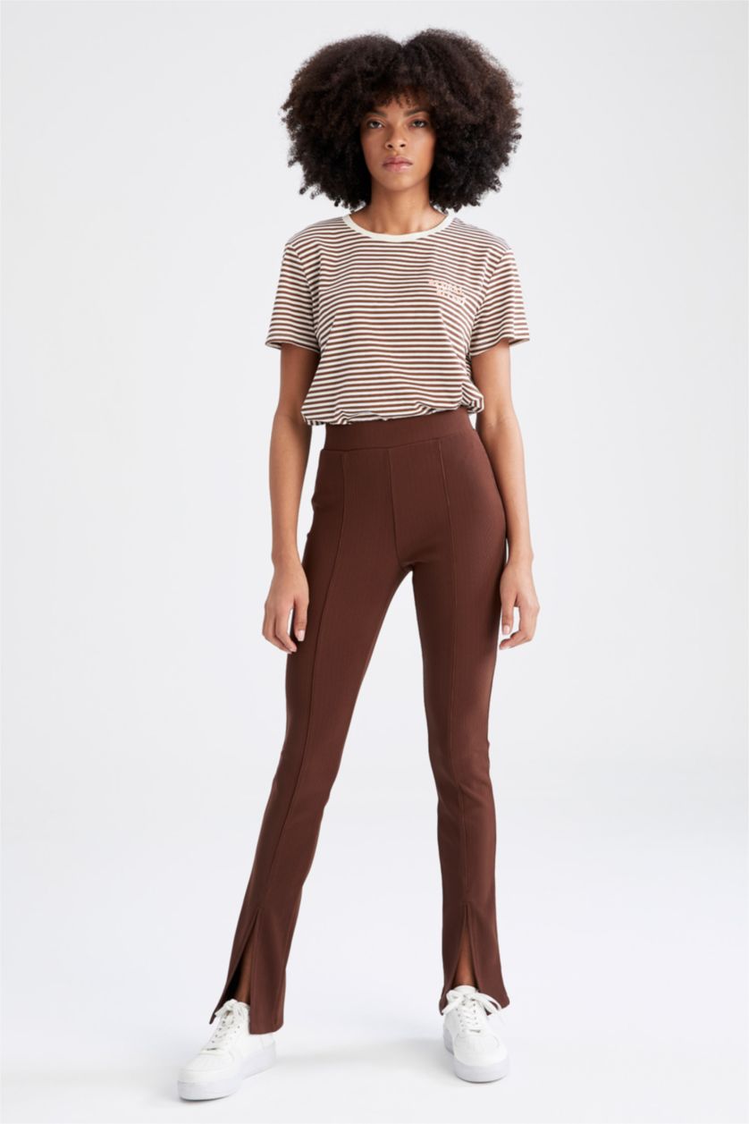 نساء بني بنطلون ضيق ضيق بخصر مرتفع مزين بفتحة