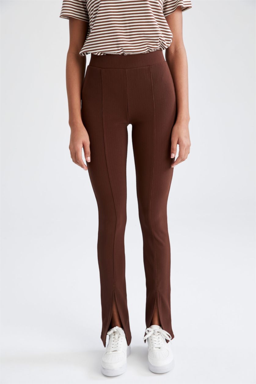 نساء بني بنطلون ضيق ضيق بخصر مرتفع مزين بفتحة