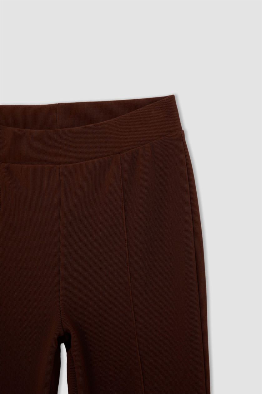 نساء بني بنطلون ضيق ضيق بخصر مرتفع مزين بفتحة