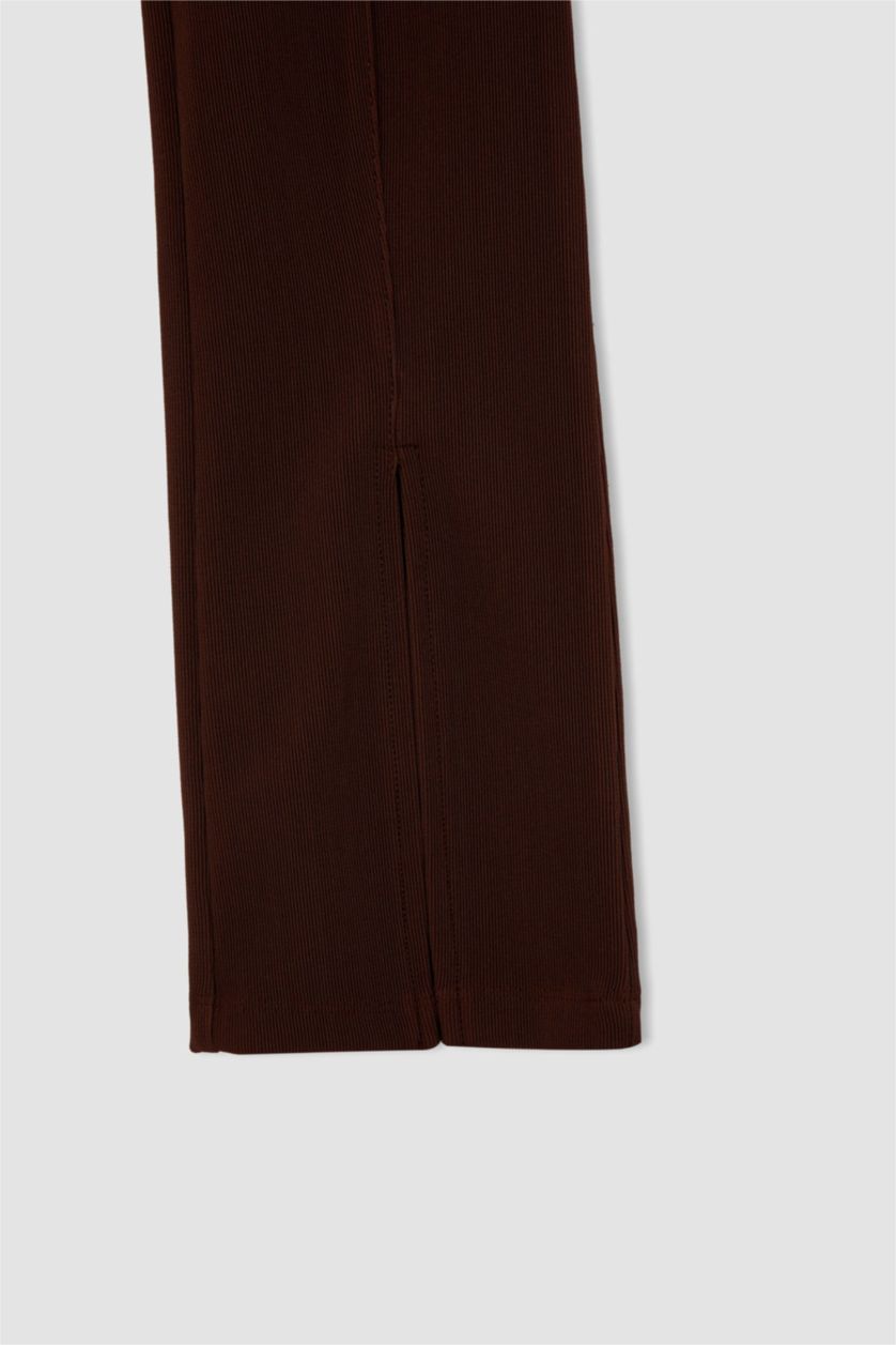 نساء بني بنطلون ضيق ضيق بخصر مرتفع مزين بفتحة