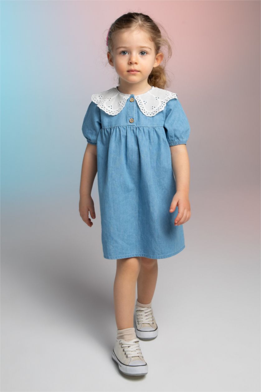 طفلة صغيرة أزرق فاتح فستان جينز قصة عادية بأكمام قصيرة بياقة بالدانتيل