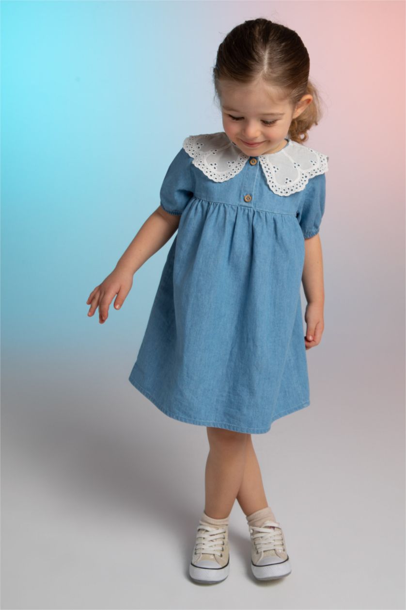 طفلة صغيرة أزرق فاتح فستان جينز قصة عادية بأكمام قصيرة بياقة بالدانتيل