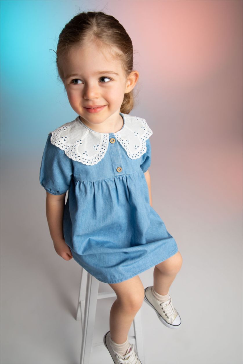 طفلة صغيرة أزرق فاتح فستان جينز قصة عادية بأكمام قصيرة بياقة بالدانتيل
