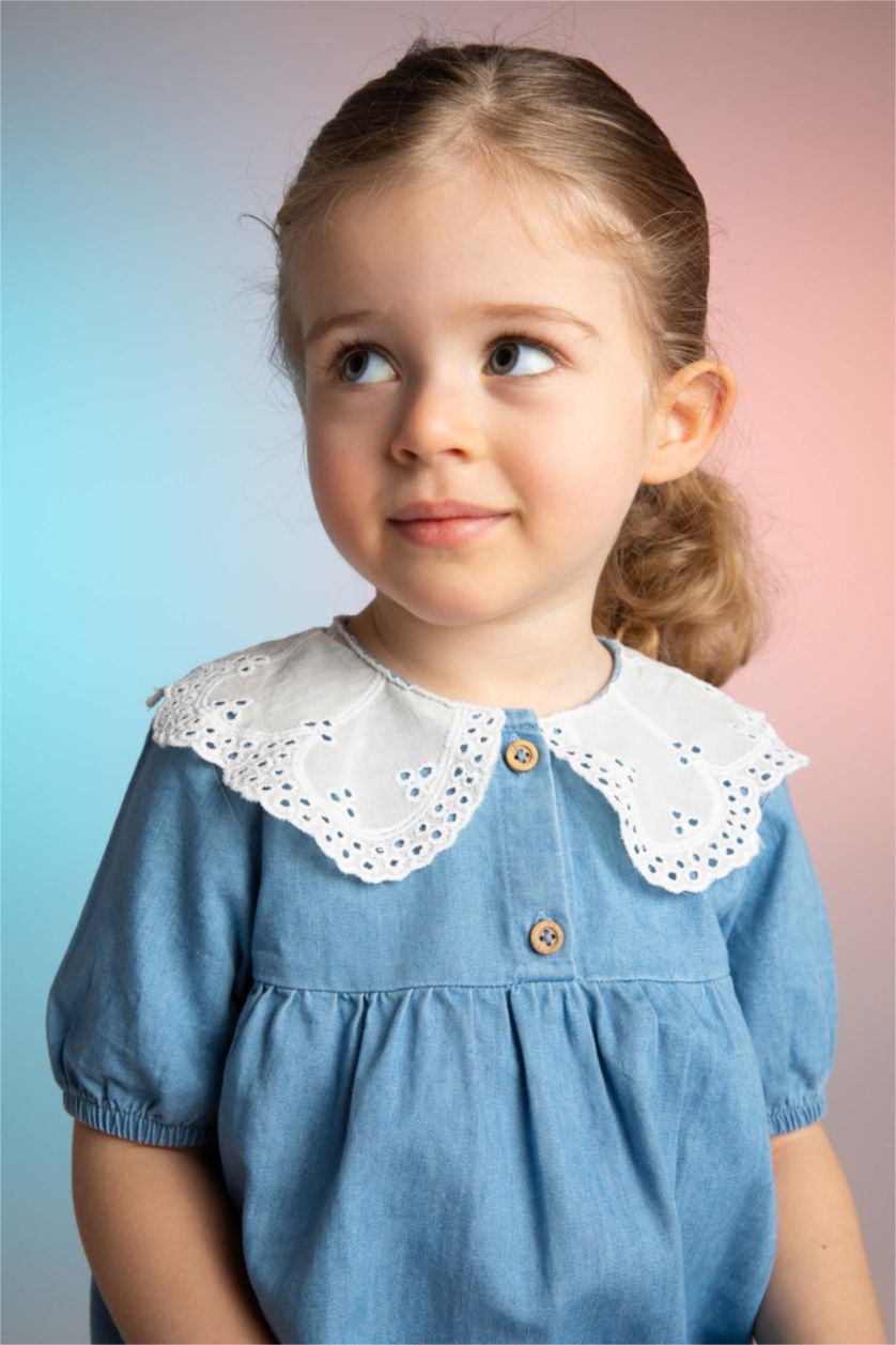 طفلة صغيرة أزرق فاتح فستان جينز قصة عادية بأكمام قصيرة بياقة بالدانتيل