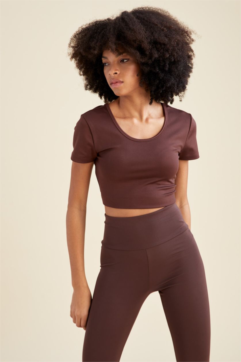 نساء بني ديفاكتو فيت تي شيرت رياضي بياقة دائرية نص كم