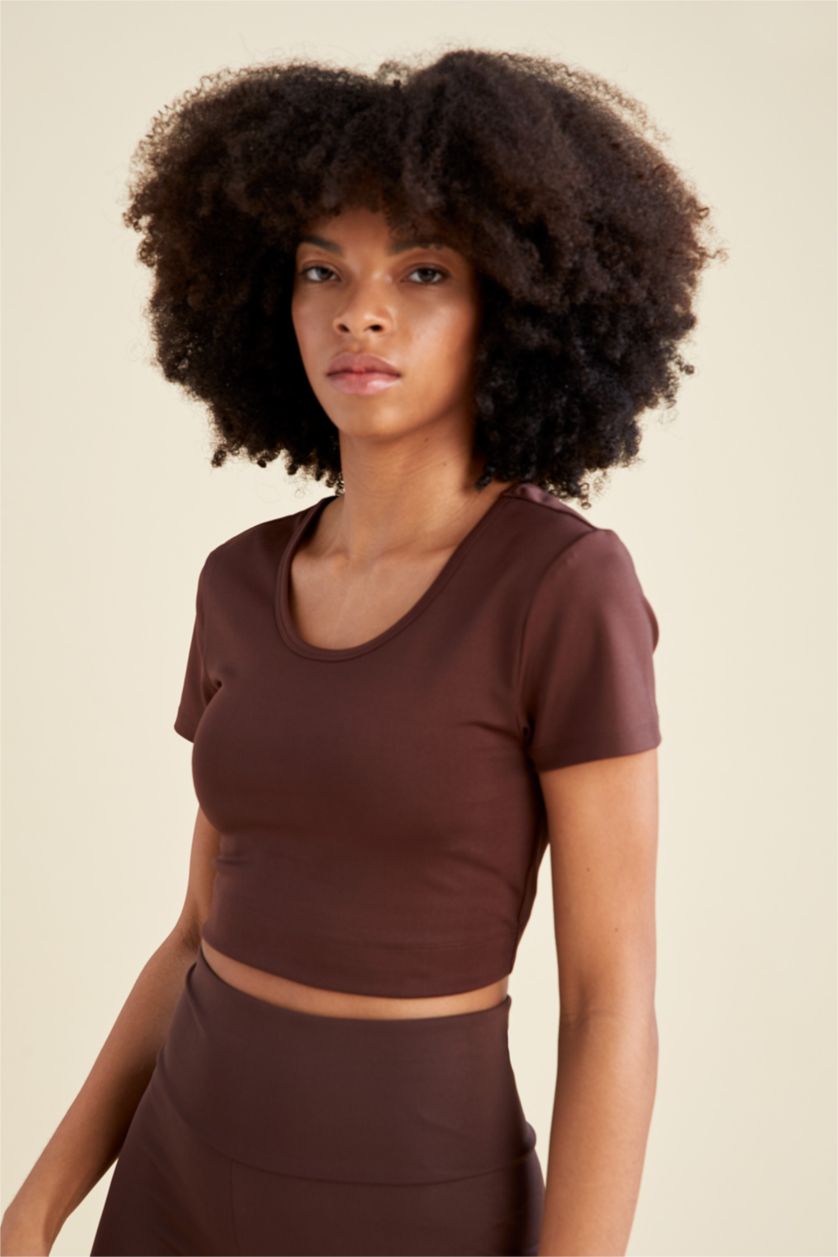 نساء بني ديفاكتو فيت تي شيرت رياضي بياقة دائرية نص كم