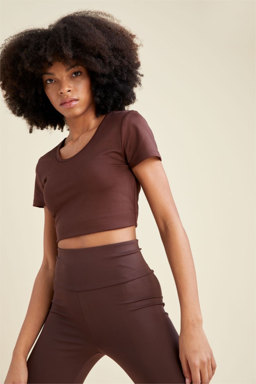 نساء بني ديفاكتو فيت تي شيرت رياضي بياقة دائرية نص كم