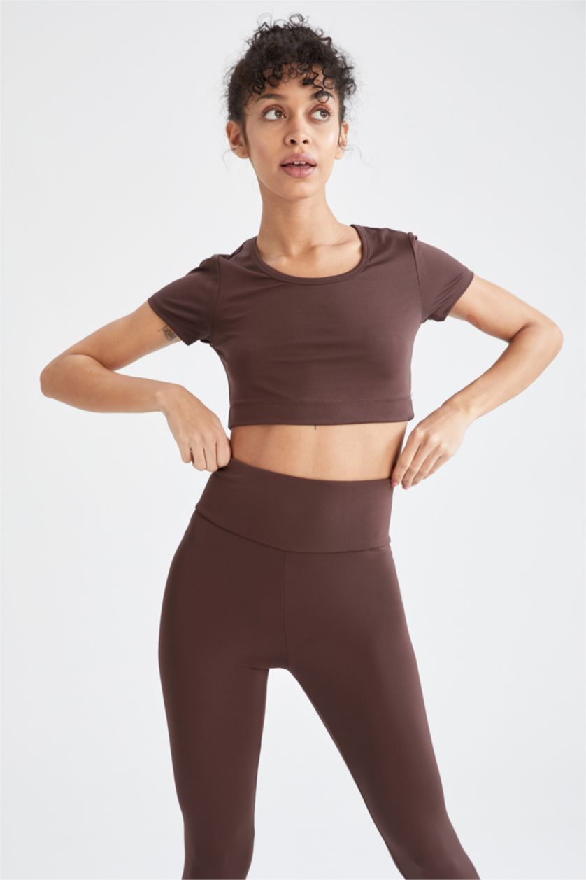 نساء بني ديفاكتو فيت تي شيرت رياضي بياقة دائرية نص كم