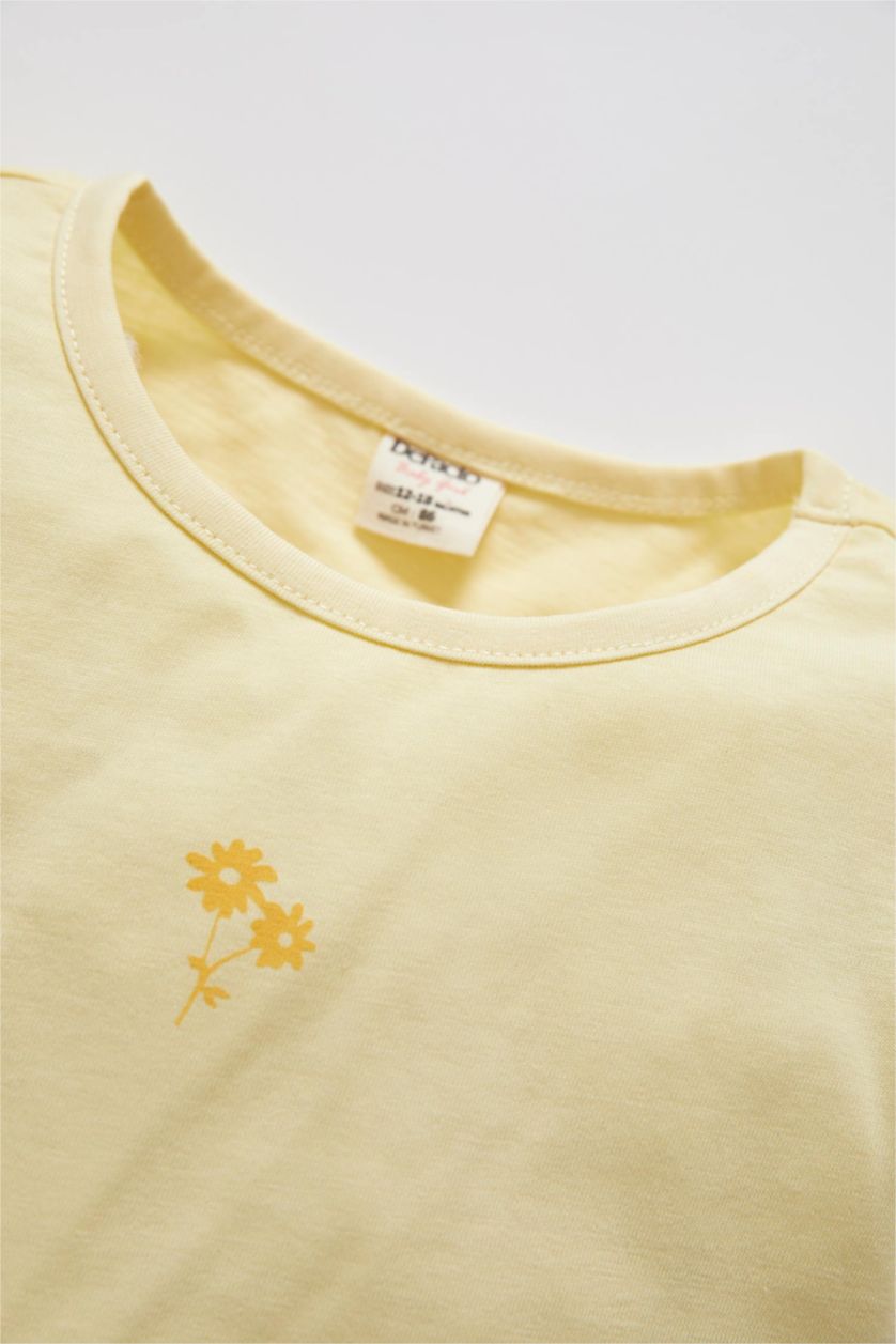 طفلة صغيرة أصفر فاتح تي شيرت بناتي بقصة عادية مطرز بالزهور بياقة دائرية