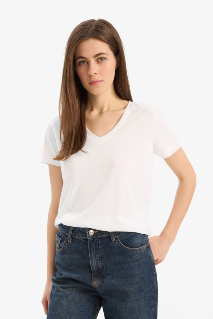 Kadın Ekru Afra x DeFacto Regular Fit V Yaka Basic Düz Kısa Kollu Tişört