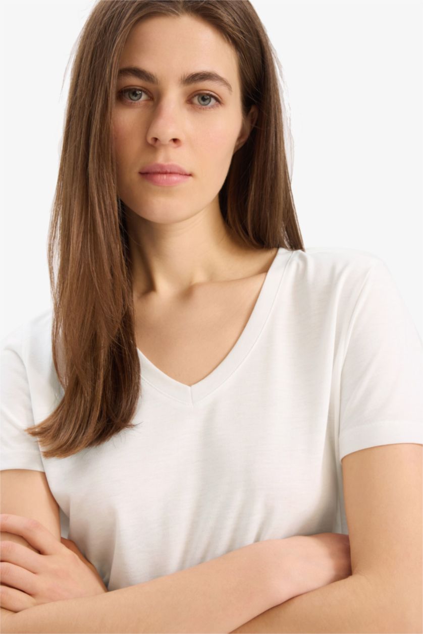Kadın Ekru Afra x DeFacto Regular Fit V Yaka Basic Düz Kısa Kollu Tişört
