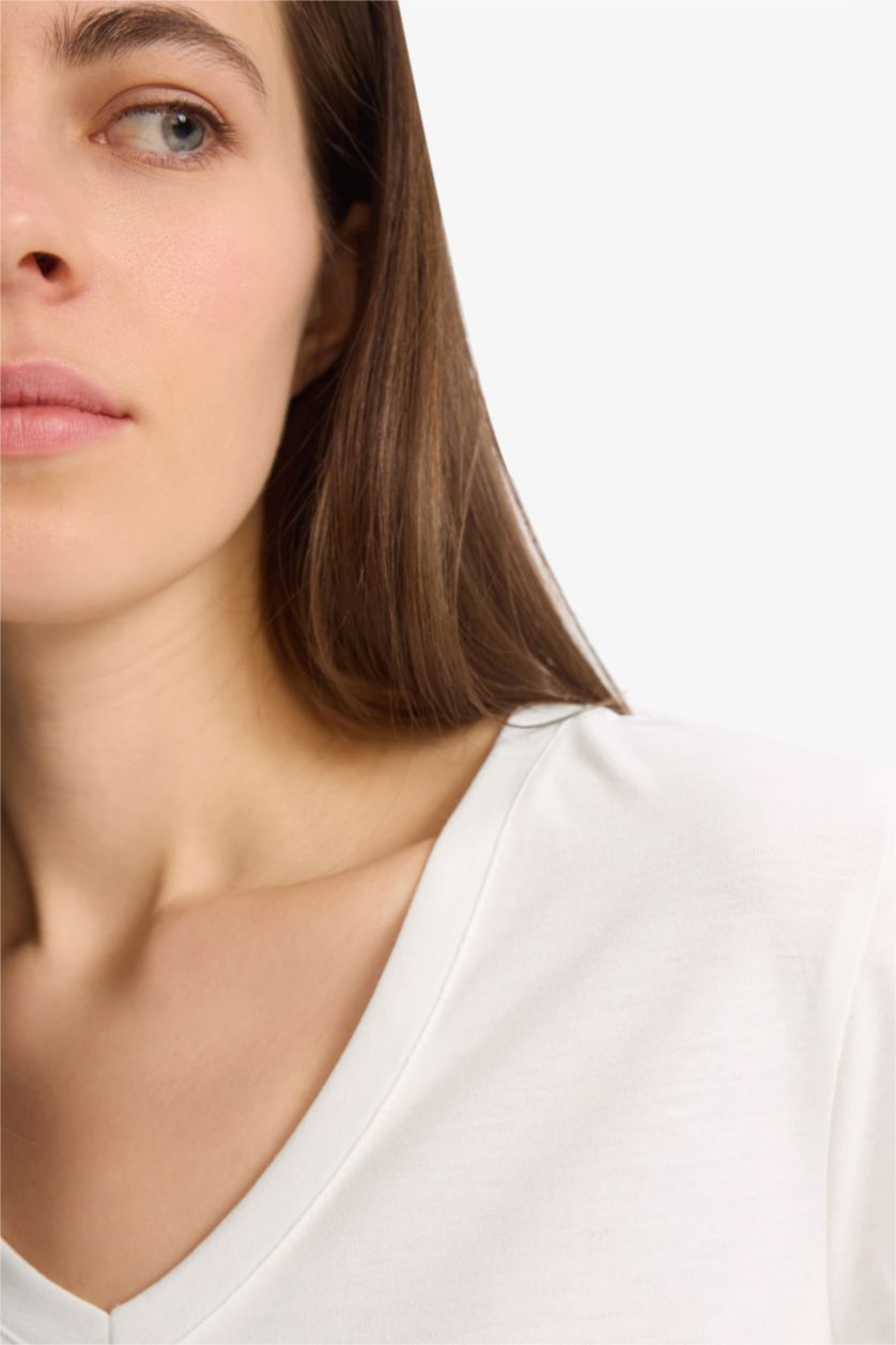 Kadın Ekru Afra x DeFacto Regular Fit V Yaka Basic Düz Kısa Kollu Tişört