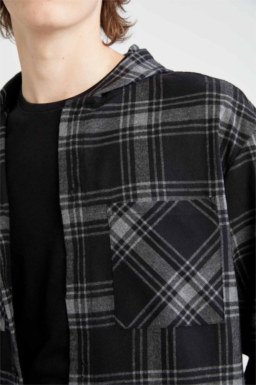 رجال أنثرا غامق قميص من الفلانيل بقصة عادية بأكمام طويلة بغطاء للرأس مطبوع من الخلف