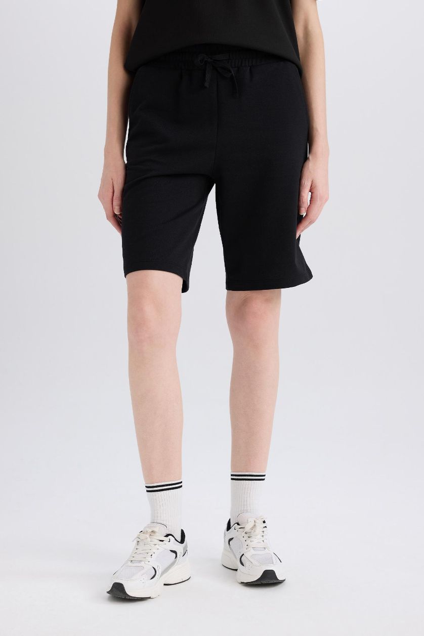 Kadın Siyah Regular Fit Normal Bel Düz Paça Bermuda Şort