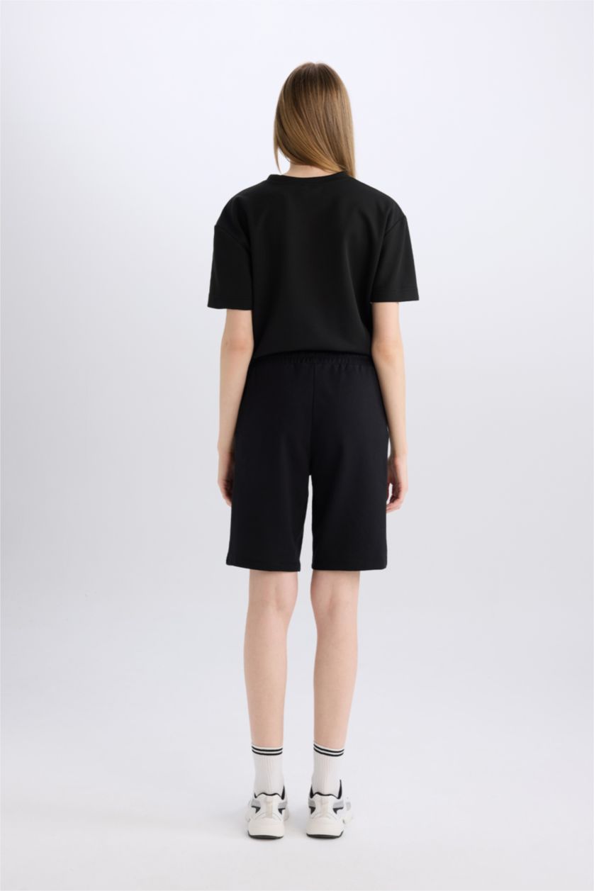 Kadın Siyah Regular Fit Normal Bel Düz Paça Bermuda Şort