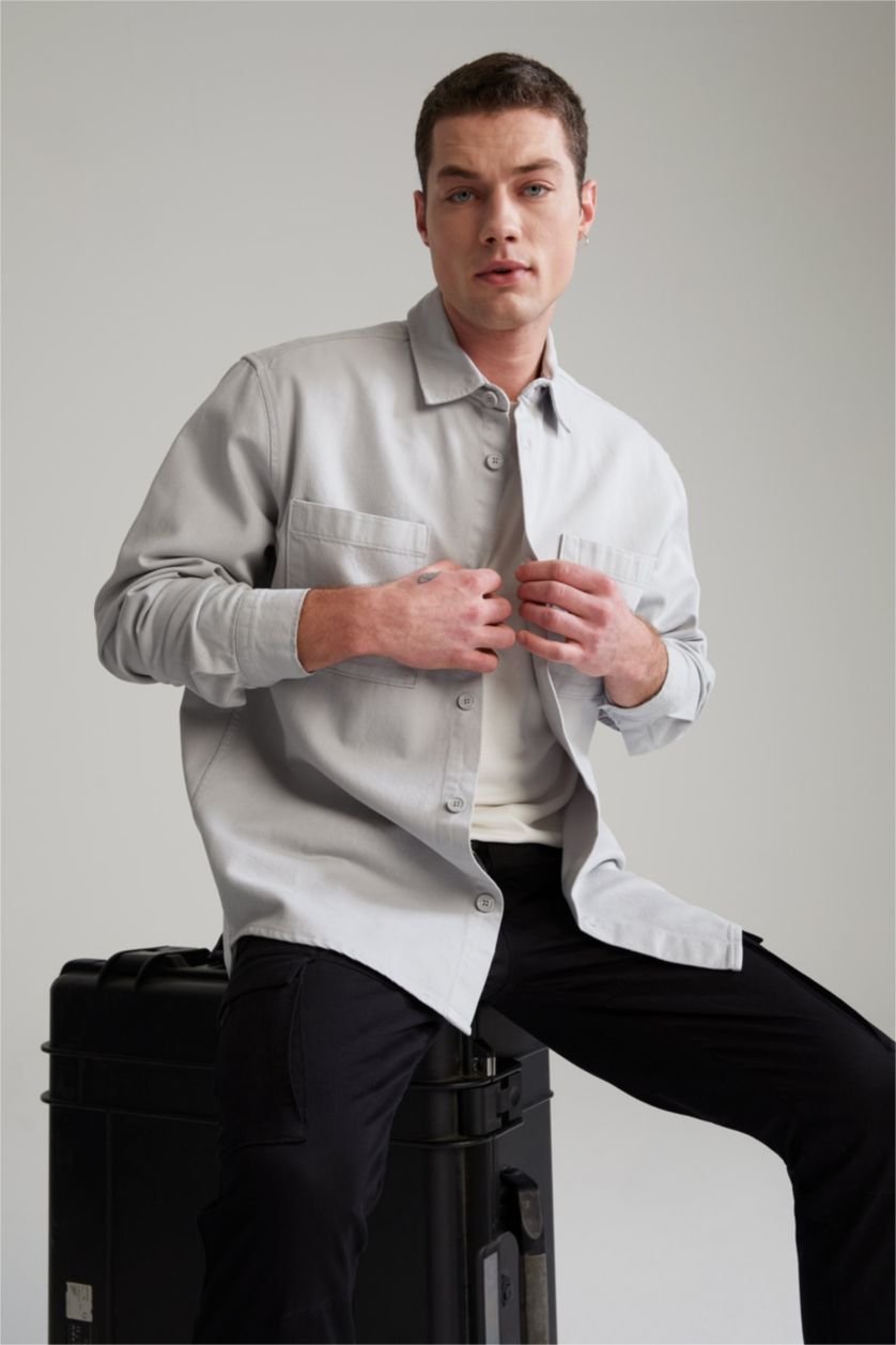 رجال رمادي فاتح قميص ريلاكس فيت بجيب مزدوج طويل الأكمام