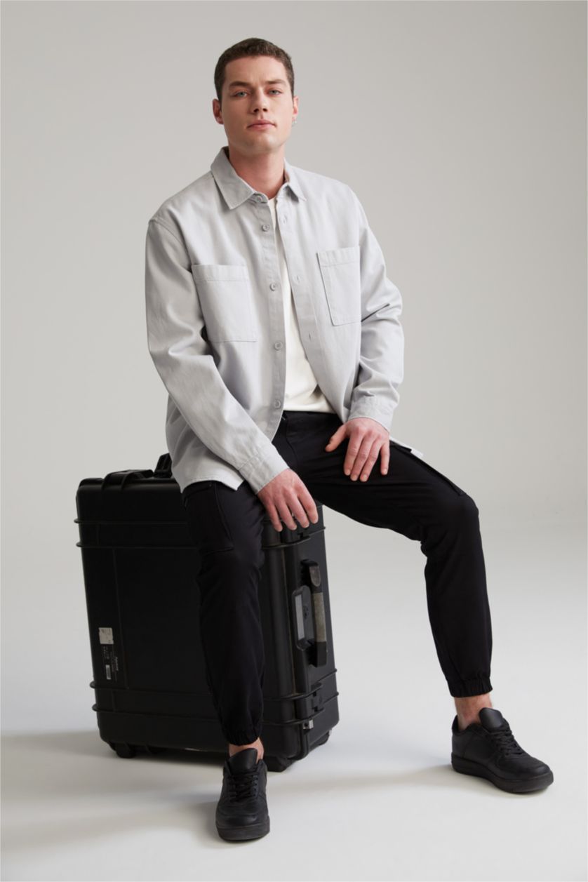 رجال رمادي فاتح قميص ريلاكس فيت بجيب مزدوج طويل الأكمام