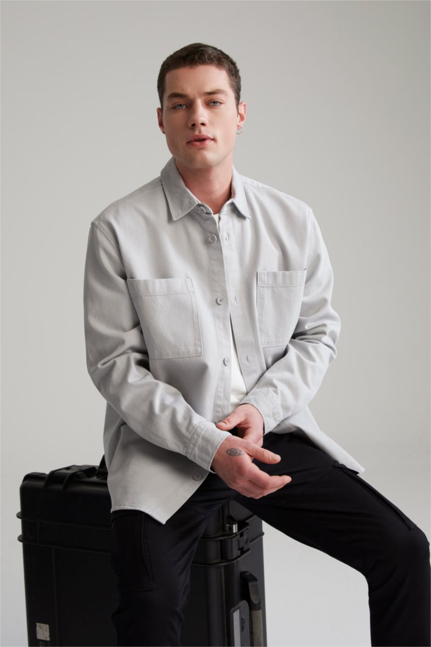 رجال رمادي فاتح قميص ريلاكس فيت بجيب مزدوج طويل الأكمام