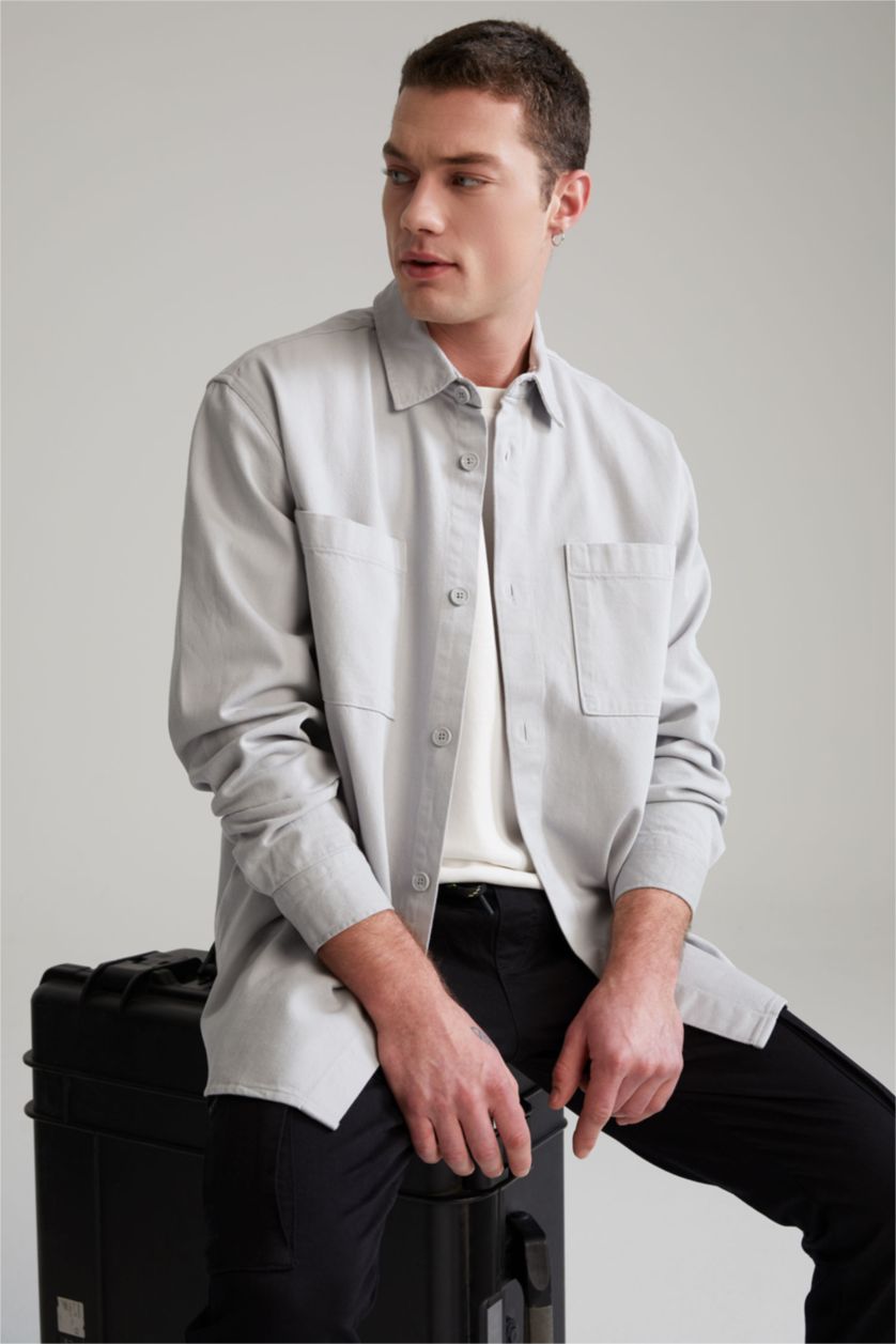 رجال رمادي فاتح قميص ريلاكس فيت بجيب مزدوج طويل الأكمام