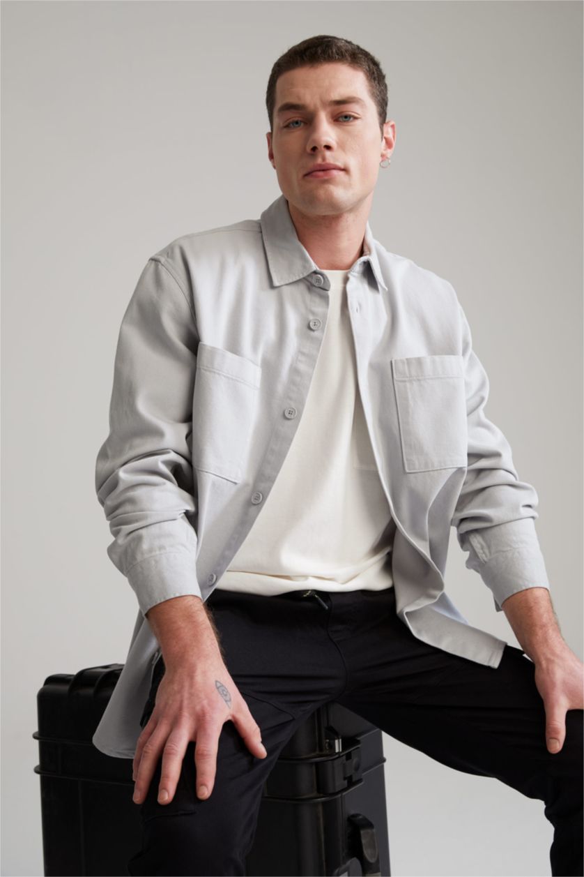 رجال رمادي فاتح قميص ريلاكس فيت بجيب مزدوج طويل الأكمام