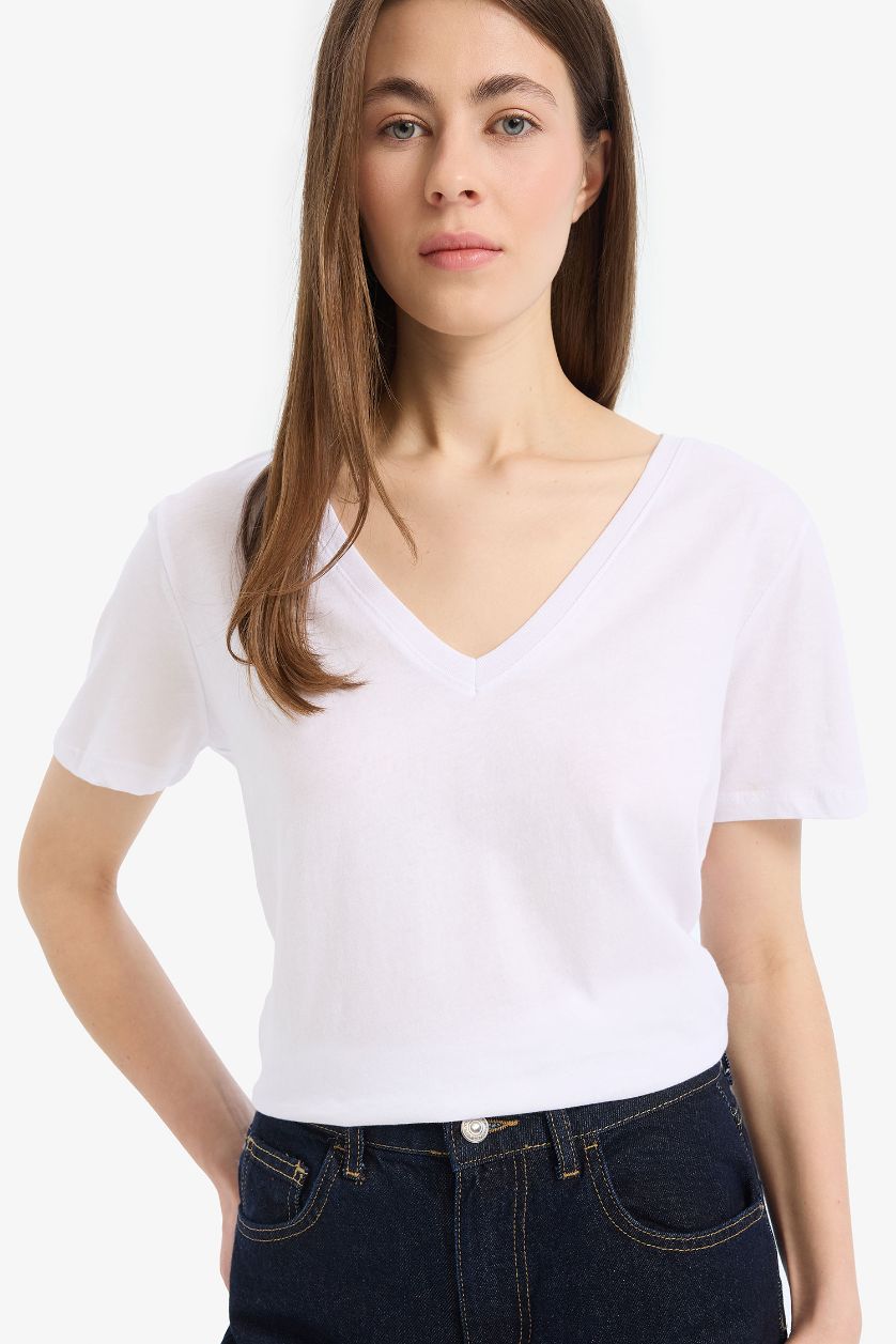Woman White Regular Fit V-Neck Short Sleeve T-Shirt