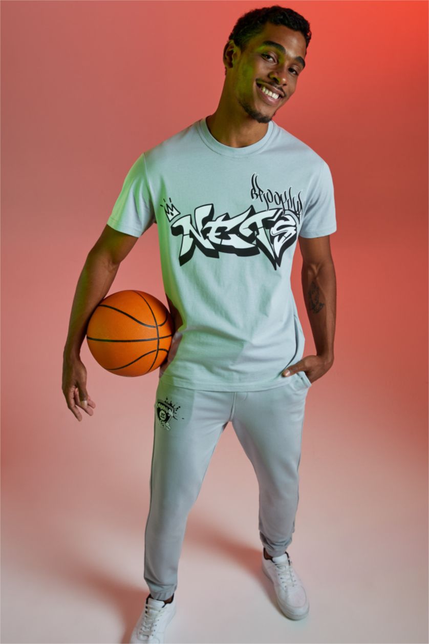 HOMME Gris Clair Defacto Fit NBA Brooklyn Nets T-shirt à col rond coupe régulière sous licence