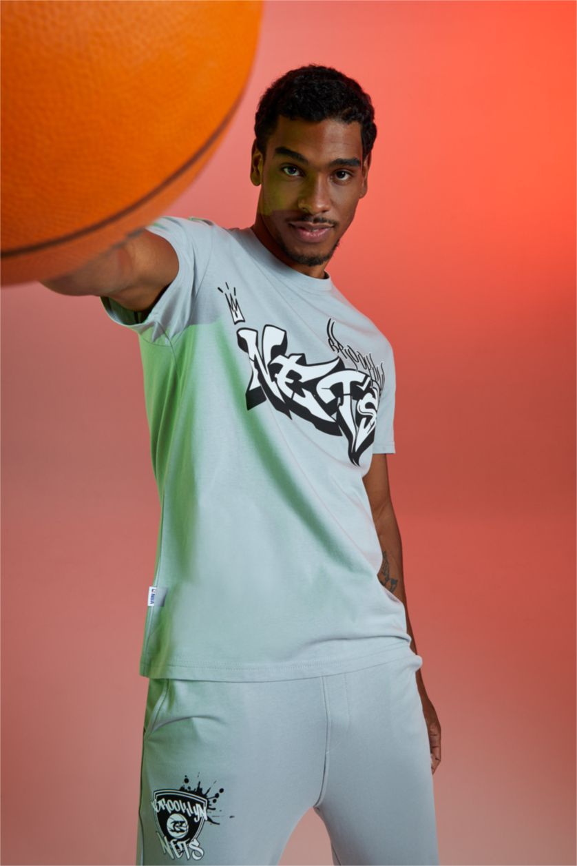 HOMME Gris Clair Defacto Fit NBA Brooklyn Nets T-shirt à col rond coupe régulière sous licence
