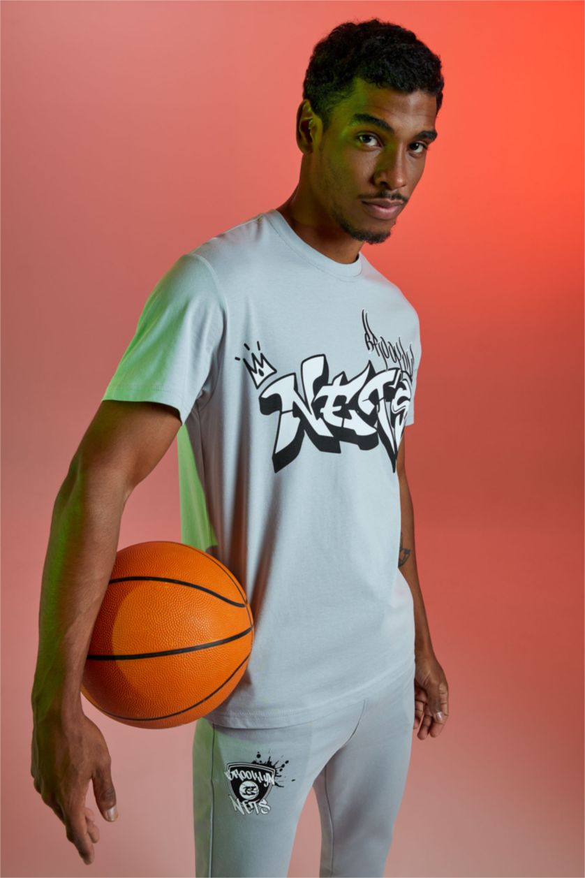 HOMME Gris Clair Defacto Fit NBA Brooklyn Nets T-shirt à col rond coupe régulière sous licence