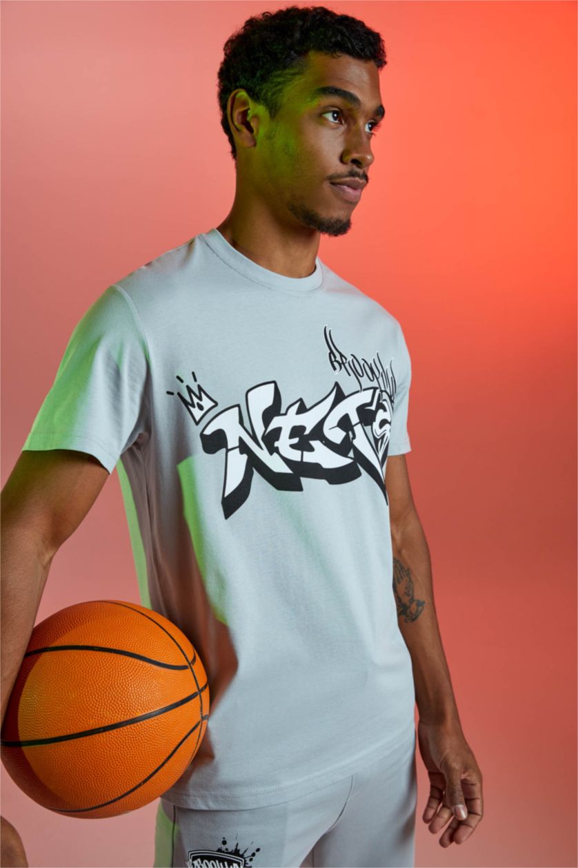 HOMME Gris Clair Defacto Fit NBA Brooklyn Nets T-shirt à col rond coupe régulière sous licence