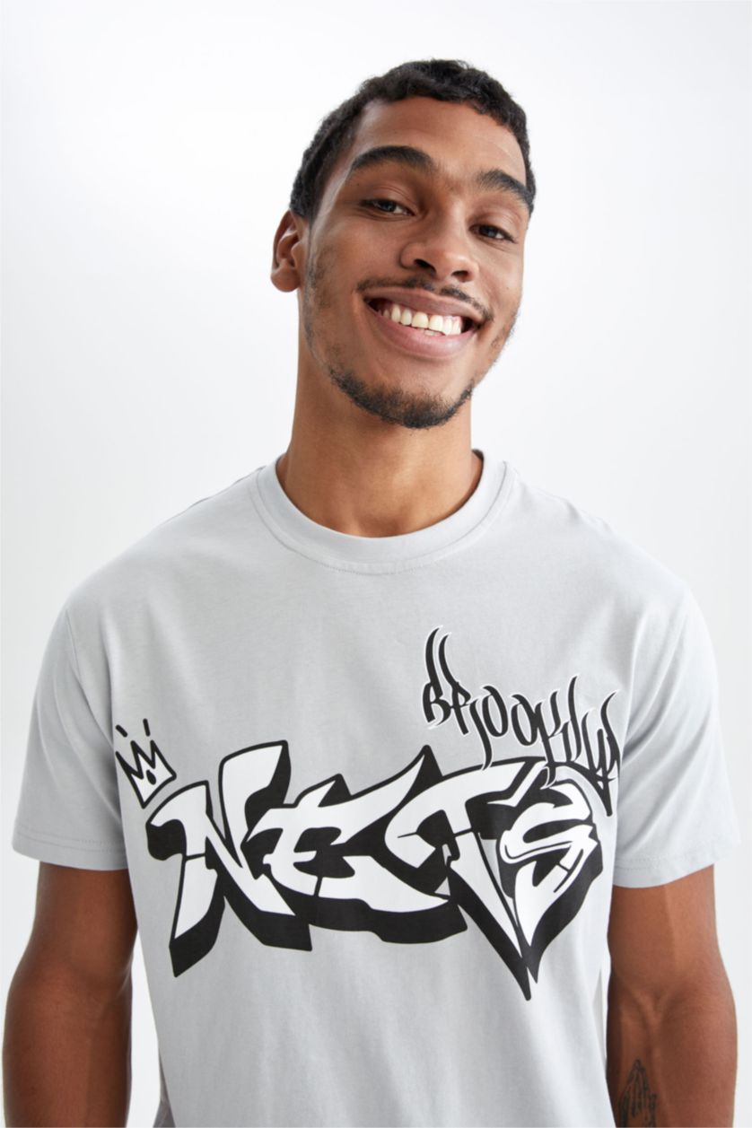 HOMME Gris Clair Defacto Fit NBA Brooklyn Nets T-shirt à col rond coupe régulière sous licence