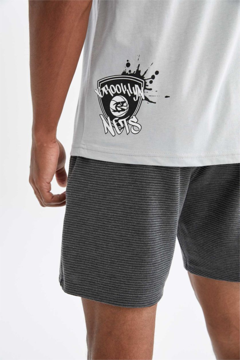 HOMME Gris Clair Defacto Fit NBA Brooklyn Nets T-shirt à col rond coupe régulière sous licence