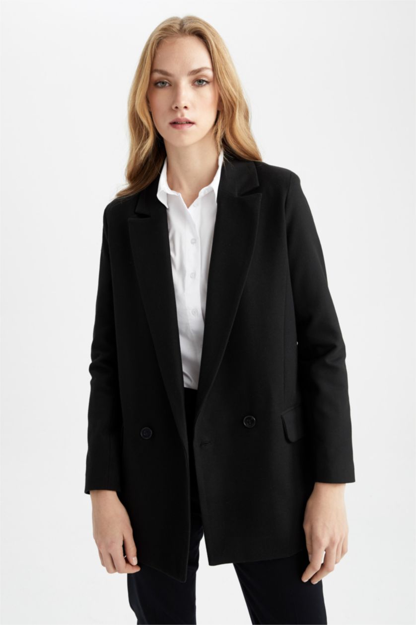 Kadın Siyah Overisze Fit Cep Kapaklı Tek Yırtmaçlı Blazer Ceket