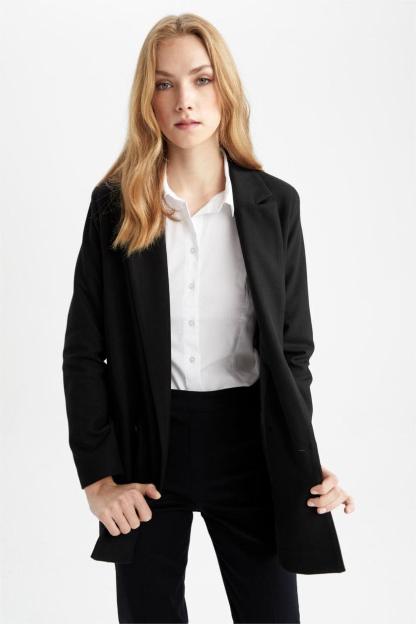 Kadın Siyah Overisze Fit Cep Kapaklı Tek Yırtmaçlı Blazer Ceket
