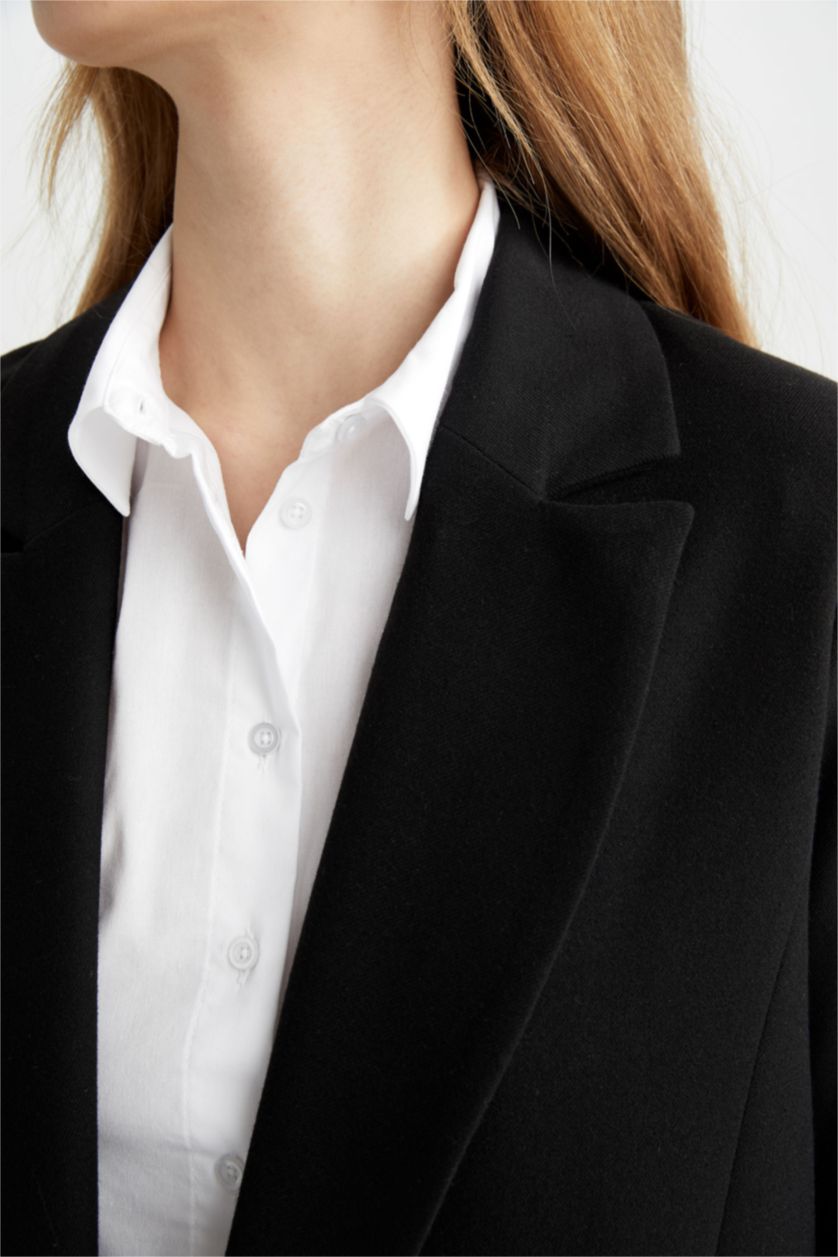Kadın Siyah Overisze Fit Cep Kapaklı Tek Yırtmaçlı Blazer Ceket