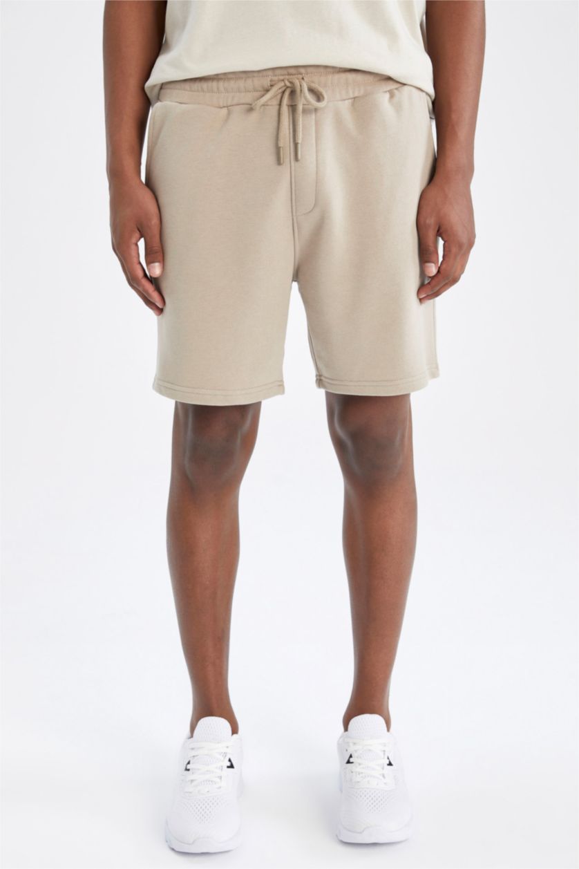 HOMME Beige Short coupe slim en tissu épais avec poche