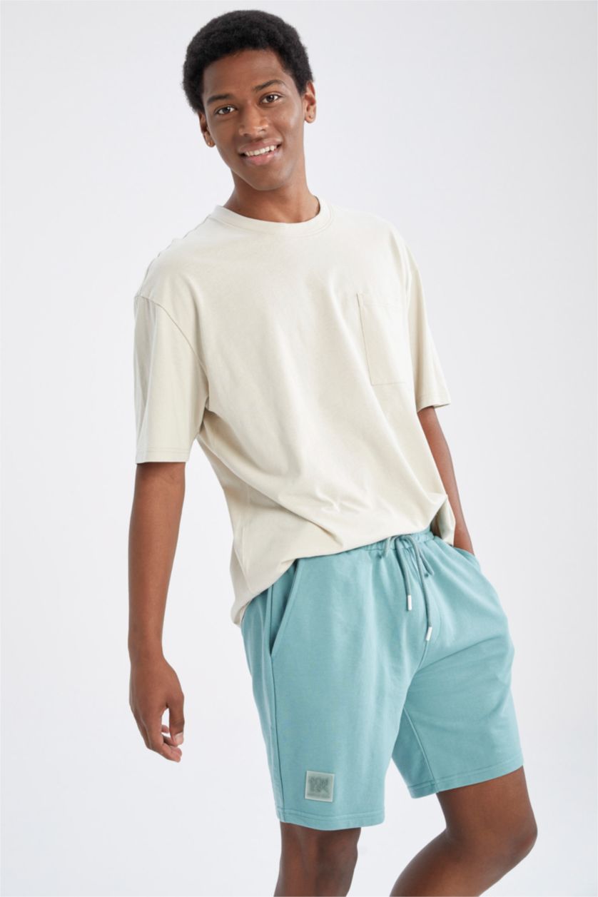 HOMME Vert Short coupe slim en tissu fin avec poche