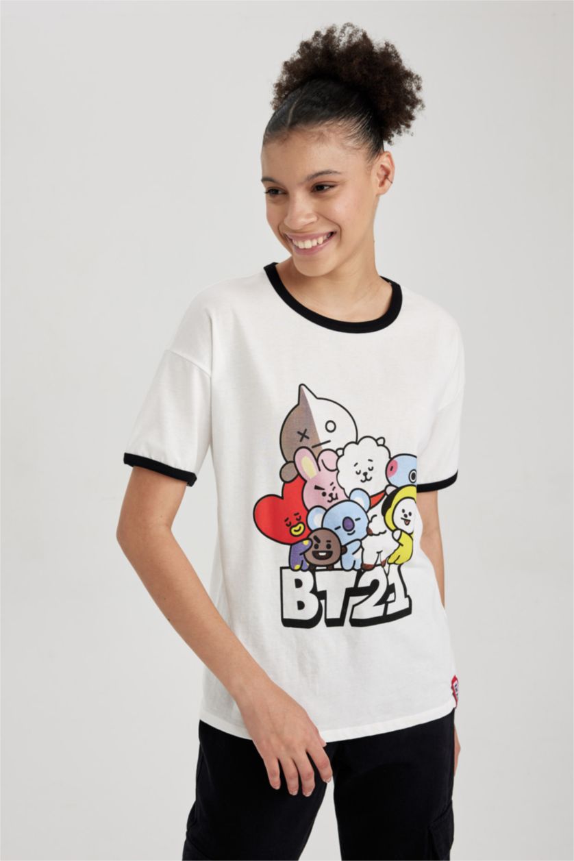 نساء اوف وايت تي شيرت بقصة عادية بياقة دائرية من BT21