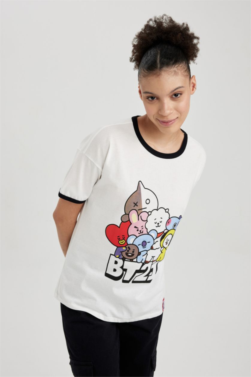 نساء اوف وايت تي شيرت بقصة عادية بياقة دائرية من BT21