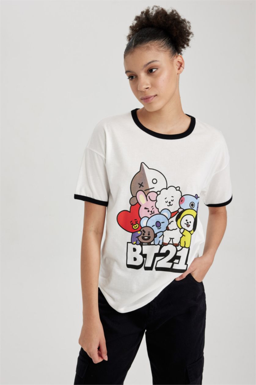 نساء اوف وايت تي شيرت بقصة عادية بياقة دائرية من BT21