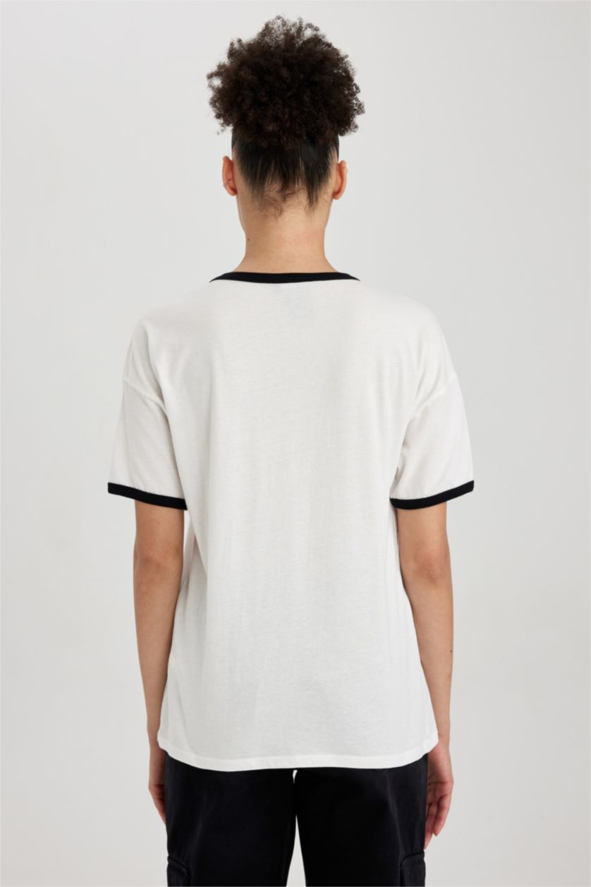 نساء اوف وايت تي شيرت بقصة عادية بياقة دائرية من BT21