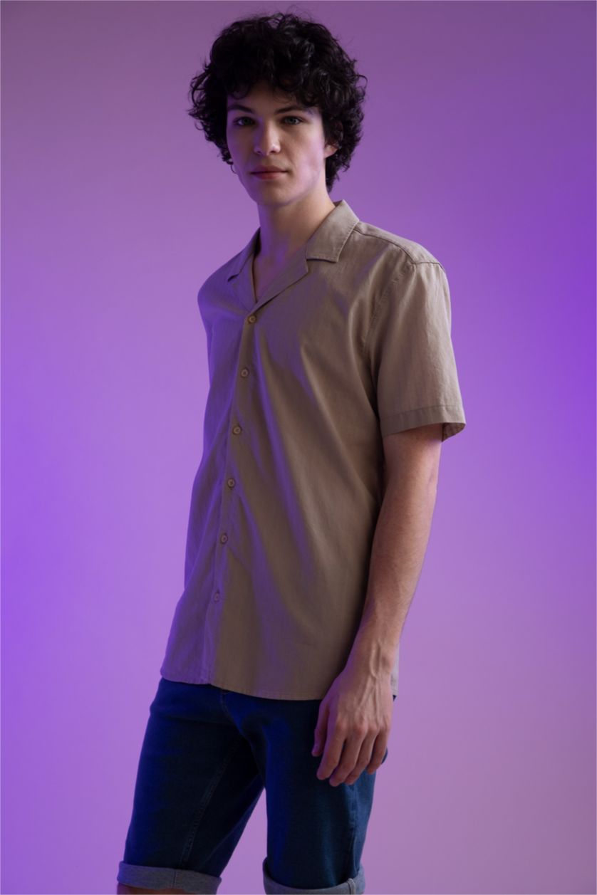 رجالي بيج قميص بوبلين بقصة عادية بأكمام قصيرة ذو ياقة جاكيت