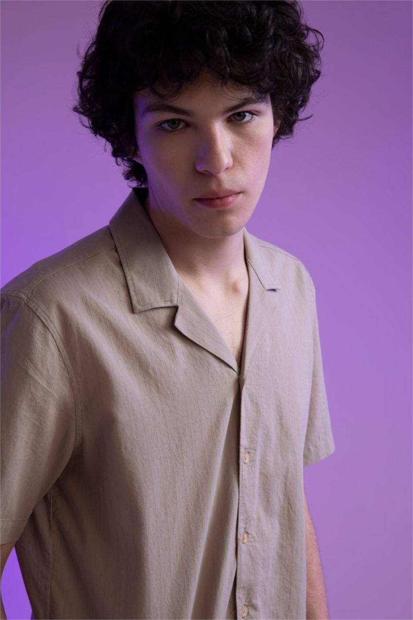 رجالي بيج قميص بوبلين بقصة عادية بأكمام قصيرة ذو ياقة جاكيت