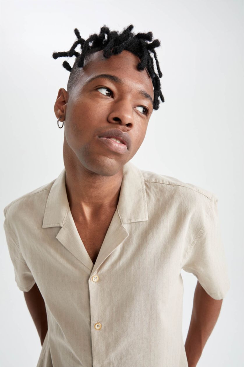 رجالي بيج قميص بوبلين بقصة عادية بأكمام قصيرة ذو ياقة جاكيت