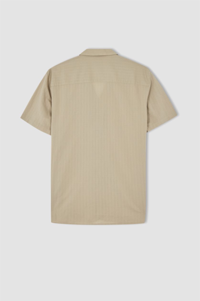 رجالي بيج قميص بوبلين بقصة عادية بأكمام قصيرة ذو ياقة جاكيت