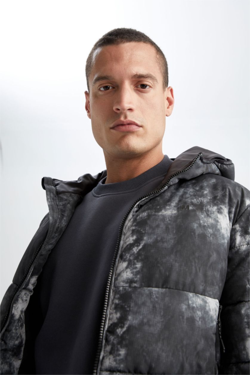 Erkek Antrasit Rüzgar Geçirmez Su itici Kapüşonlu Geri Dönüşümlü Batik Desenli Mont