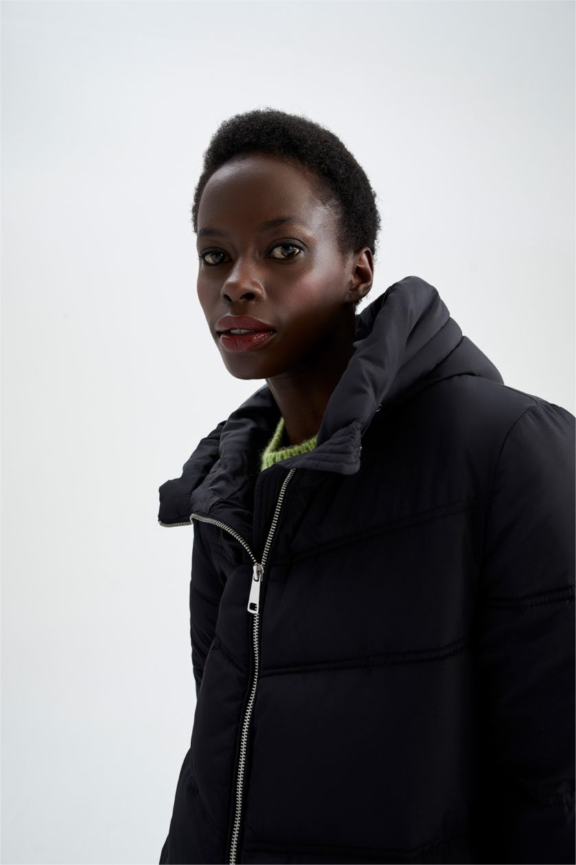 Kadın Siyah Relax Fıt Kapüşonlu Parka