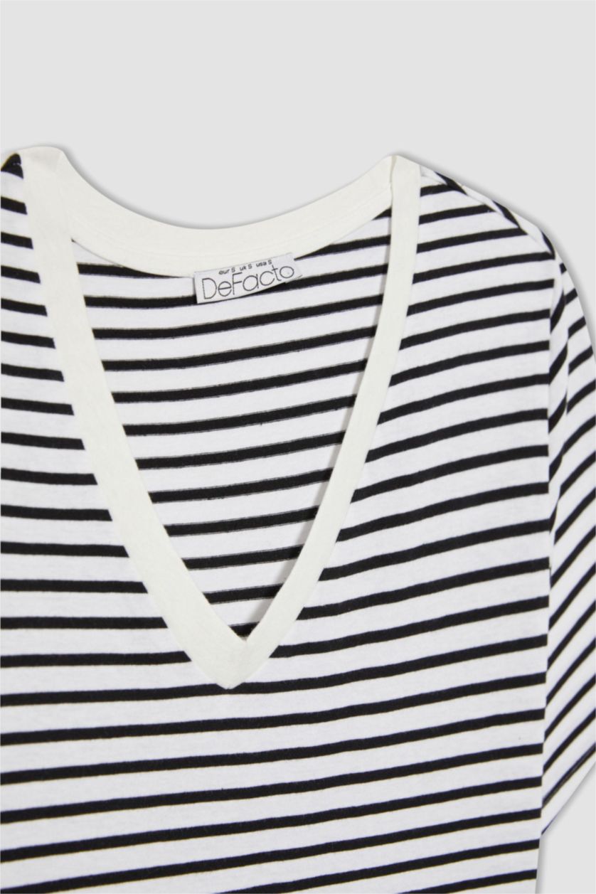 Kadın Siyah Regular Fit V Yaka Çizgili Kısa Kollu Tişört